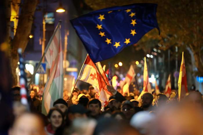 Duizenden komen opnieuw bijeen in Georgië om te protesteren tegen de parlementsverkiezingen die volgens hen vervalst waren