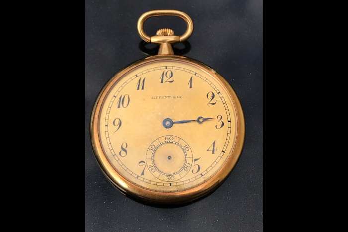 Een gouden zakhorloge dat is gegeven aan de kapitein die overlevenden van de Titanic heeft gered, wordt voor een recordprijs verkocht