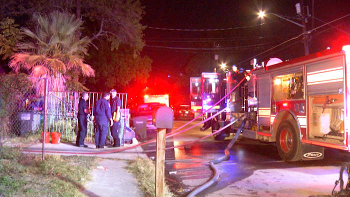 Een huisbrand in de West Side veroorzaakt ongeveer $ 10.000 aan schade, zegt SAFD