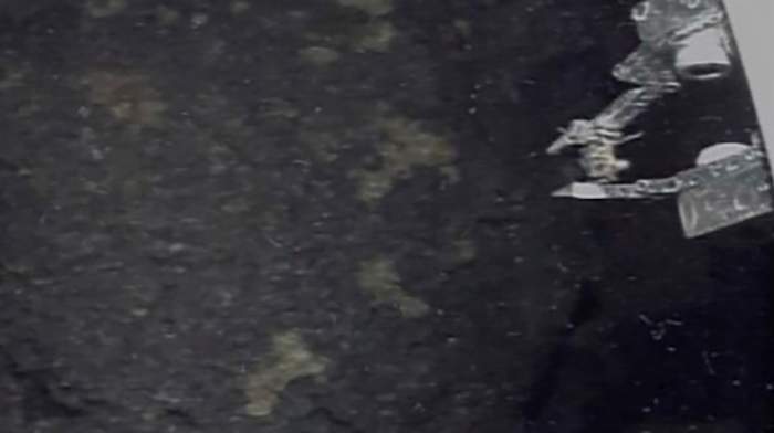 Een klein korreltje kernbrandstof wordt uit de verwoeste Japanse kerncentrale gehaald, in een stap richting schoonmaak