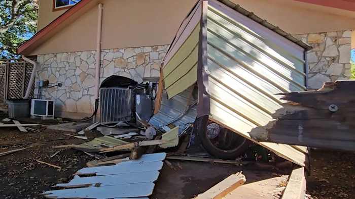 Een lokale man crediteert de airco-unit voor het voorkomen dat een gestolen, uit de hand gelopen SUV zijn huis vernielt