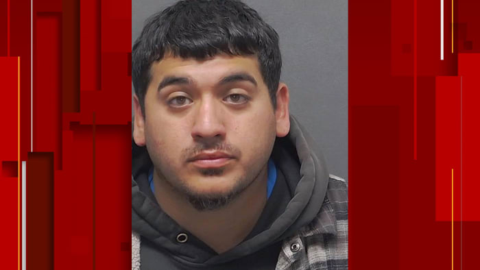 Een man die is getaserd en beschuldigd van het mishandelen van politieagenten uit San Antonio, wordt geconfronteerd met meerdere misdrijven, zo blijkt uit de gevangenisgegevens