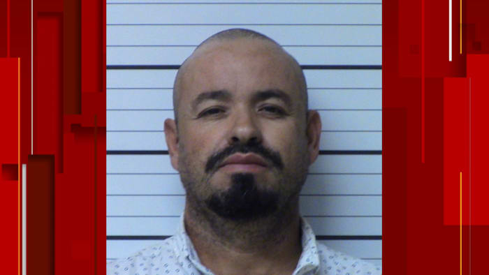 Een man uit Kerr County die beschuldigd wordt van het afvuren van een wapen in zijn huis, wordt geconfronteerd met meerdere aanklachten, zegt het kantoor van de sheriff