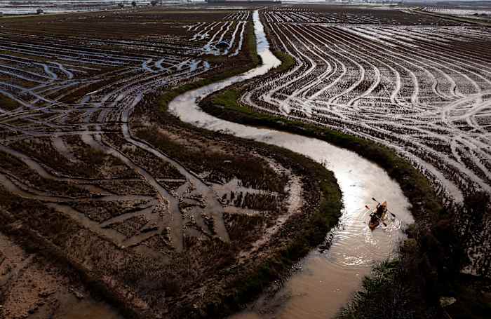 Een onderzoeksboot zal de zeebodem scannen om te helpen zoeken naar degenen die vermist zijn bij de overstromingen in Spanje