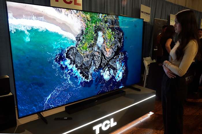 Een tv zo groot als een bed? Nu de feestdagen in aantocht zijn, hebben de winkels steeds meer supersize sets in voorraad