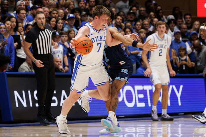 Eerstejaars Cooper Flagg en Kon Knueppel helpen Duke nr. 7 langs Maine 96-62 te rollen in seizoensopener