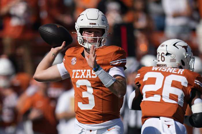 Ewers' 5 TD passeert leiding nr. 5 Texas in de 49-17 nederlaag van het worstelende Florida