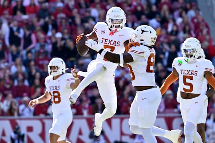 Ewers' twee touchdowns, Texas' verdediging leidt nr. 3 Longhorns voorbij Arkansas 20-10