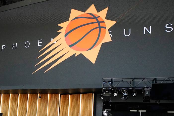 Ex-werknemer van Phoenix Suns dient een rechtszaak tegen rassendiscriminatie en vergelding in tegen het team