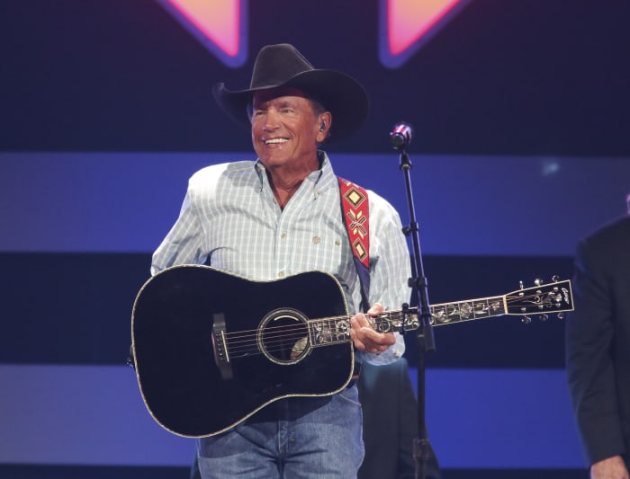 George Strait ontvangt de CMA Willie Nelson Lifetime Achievement Award 2024 tijdens de CMA Awards
