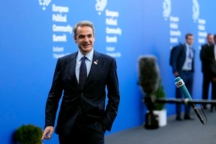 Griekenland gaat een deel van de reddingsschuld vervroegd terugbetalen en prijst herstel tijdens de woede over de kosten van levensonderhoud