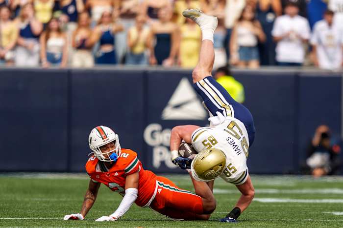 Haynes King leidt Georgia Tech voorbij Cam Ward, nr. 4 Miami 28-23 voor Hurricanes' eerste nederlaag