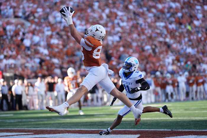 Helm's 2 TD verkrijgt macht nr. 3 Texas boven Kentucky 31-14 om Longhorns bovenop SEC te houden
