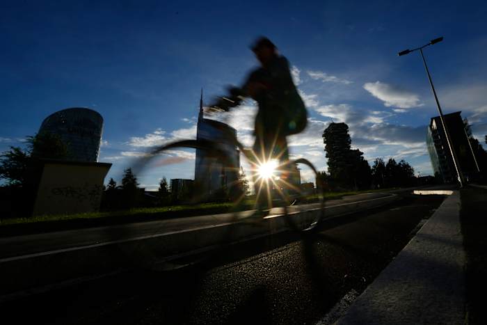 Het Amerikaanse protectionisme zou de bescheiden groeivoorspellingen voor de eurozone kunnen ondermijnen, zegt de Europese Commissie