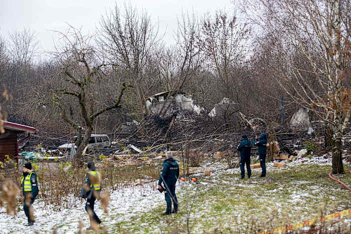 Het vrachtvliegtuig van DHL stort neer en glijdt tegen een huis in Litouwen, waarbij een Spaans bemanningslid om het leven komt