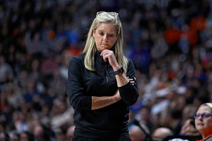 Indiana Fever vuurcoach Christie Sides en werd het zesde WNBA-team dat een verandering doorvoerde