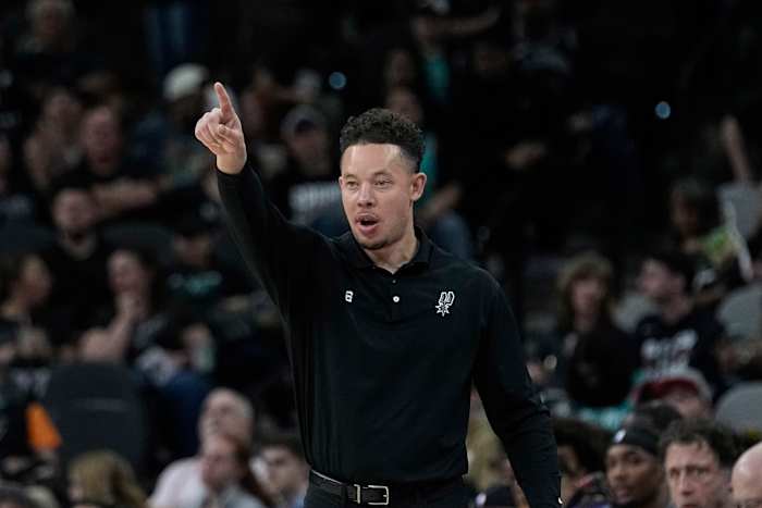 Interim Spurs-hoofdcoach Johnson over de gezondheid van Popovich: 'Hij is opgewekt'