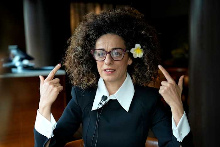 Iraans-Amerikaanse mensenrechtenactiviste spreekt haar verzet uit over Iraanse complotten om haar en Trump te vermoorden