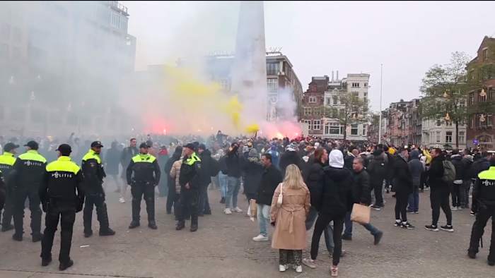 Israëlische voetbalfans werden aangevallen in Amsterdam. Het geweld werd veroordeeld als antisemitisch