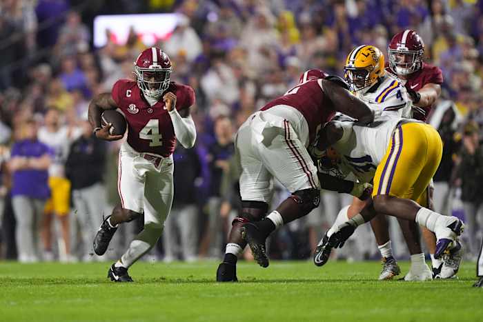 Jalen Milroe rent voor career-high 185 yards en 4 touchdowns terwijl nr. 11 Alabama nr. 14 LSU met 42-13 verslaat