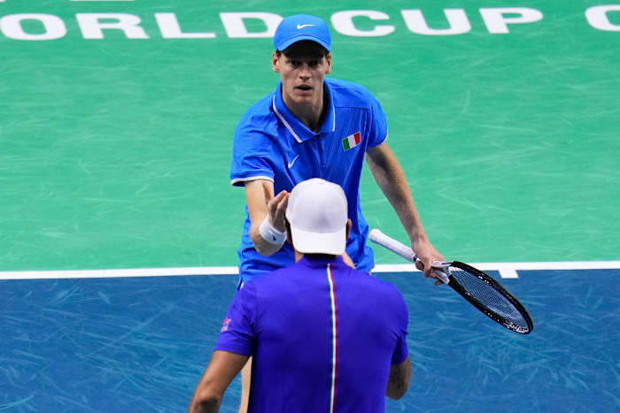 Jannik Sinner leidt Italië terug naar de halve finales van de Davis Cup en een herkansing tegen Australië