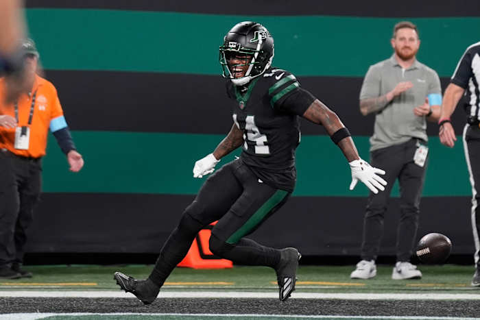 Jets-rookie Malachi Corley heeft TD vernietigd nadat hij de bal voor de doellijn laat vallen tegen Texanen