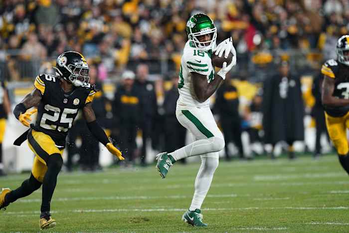 Jets ruilt wide receiver Mike Williams in tegen Steelers voor een draftkeuze in de vijfde ronde volgend jaar