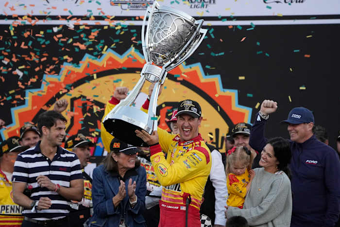 Joey Logano wint Phoenix-finale voor 3e NASCAR Cup-kampioenschap in 1-2 finish voor Team Penske