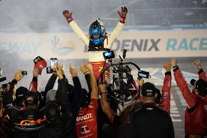 Justin Allgaier wint de eerste NASCAR Xfinity-titel en beëindigt zijn comeback door Hill en Custer laat te passeren