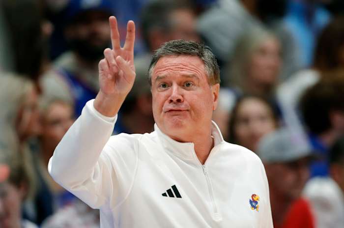 Kansas-coach Bill Self behaalt 800 overwinningen. Zijn grote doel dit seizoen is een 3e landstitel