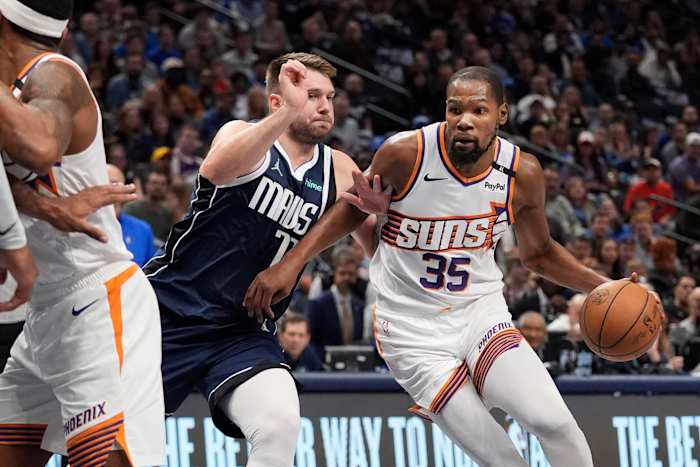 Kevin Durant minstens twee weken uitgeschakeld vanwege verrekking van zijn linkerkuit, wat een domper zette op de warme start van Suns