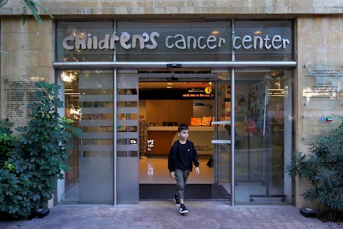 Kinderkankerpatiënten in Libanon moeten de ziekte bestrijden terwijl ze onder vuur liggen