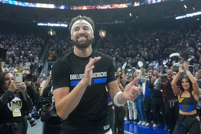 Klay Thompson keert terug onder gejuich van zo'n 400 Warriors-werknemers