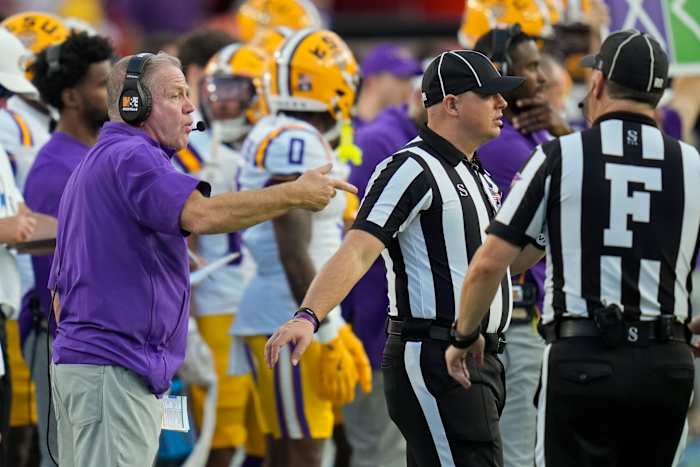 LSU-coach Brian Kelly schreeuwt tegen de ene speler en wordt door een andere speler uitgescholden tijdens zijn nederlaag tegen Florida