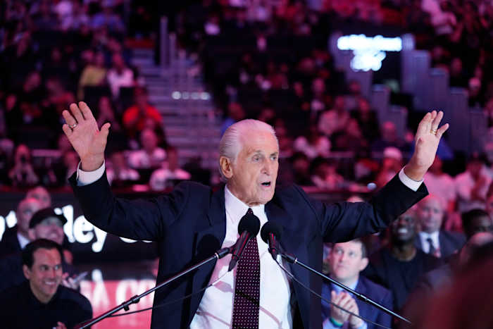 Lakers eert voormalig coach Pat Riley met een standbeeld buiten hun arena in het centrum