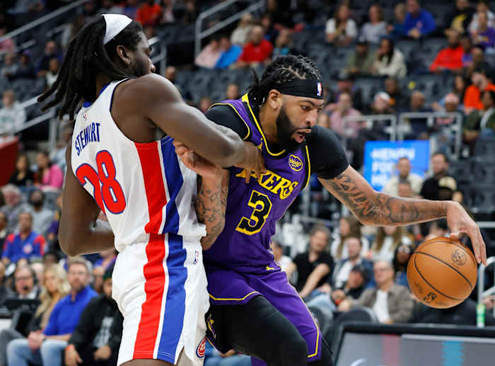 Lakers-ster Anthony Davis bezeert linkerenkel bij verlies tegen Pistons, opnieuw een klap voor het vaak geblesseerde centrum