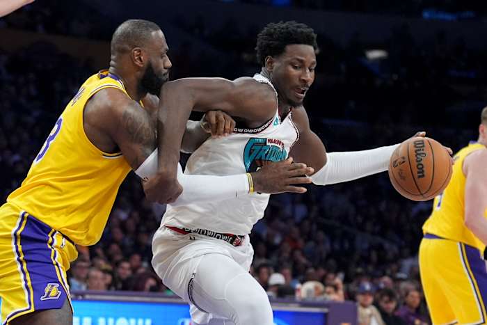 LeBron James heeft derde triple-double op rij terwijl Lakers zich verzamelen voor een 128-123 overwinning op Grizzlies