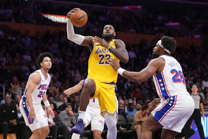 LeBron heeft zijn 114e triple-double in de 116-106 overwinning van de Lakers op de instortende 76ers
