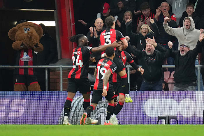 Liverpool staat bovenaan de Premier League nu de reeks van 32 wedstrijden ongeslagen van Man City eindigt in Bournemouth