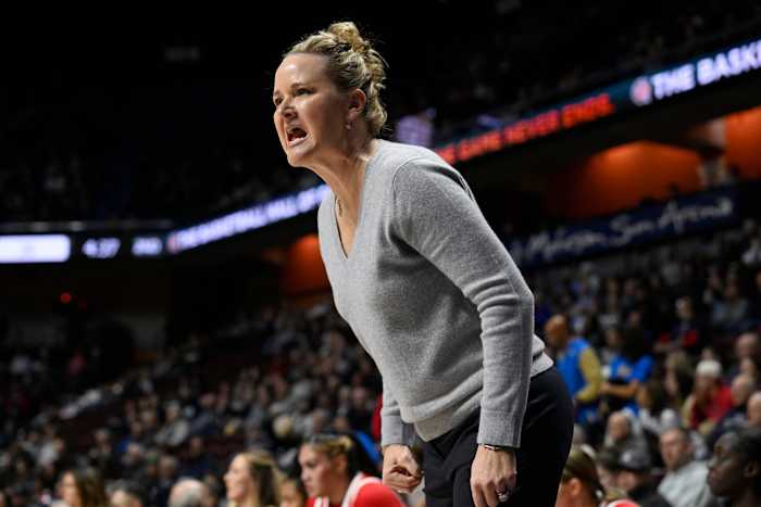 Los Angeles Sparks huurt Lynne Roberts, coach van de Universiteit van Utah, in om de vacante positie als hoofdtrainer in te vullen