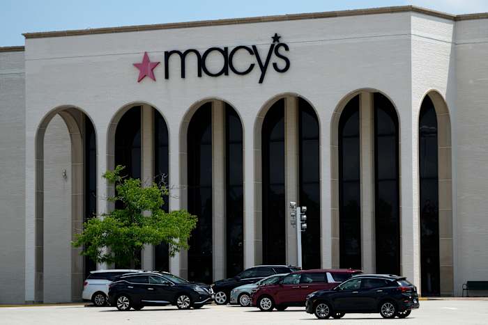 Macy's zegt dat de werknemer tot 154 miljoen dollar aan uitgaven heeft verborgen, waardoor de inkomsten over het derde kwartaal zijn uitgesteld