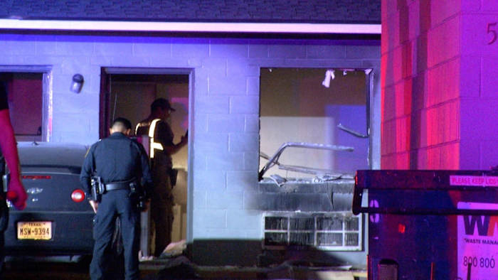 Man gewond nadat airco-unit in brand vliegt in motel nabij het centrum, zegt SAFD