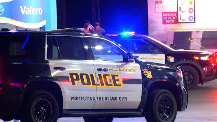 Man vier keer neergeschoten, verdachte op de vlucht na schietpartij op de weg aan de Northwest Side, zegt SAPD