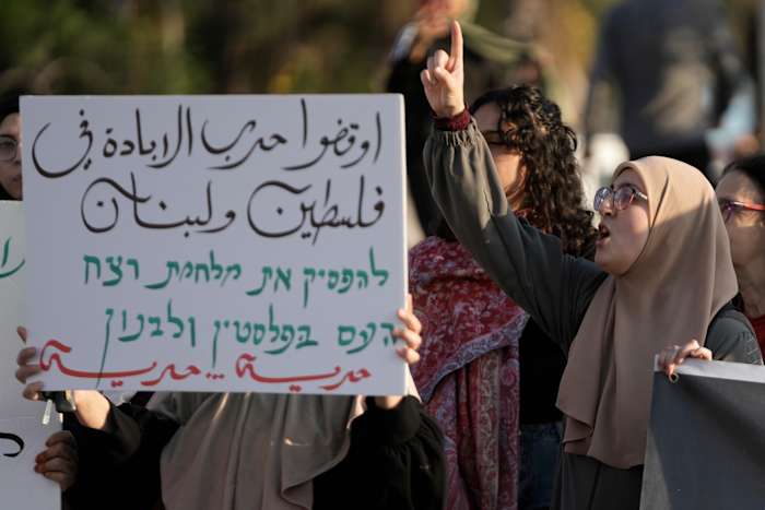 Midden-Oosten laatste: Israëlische aanval doodt drie mensen in centraal Gaza, zeggen Palestijnse functionarissen