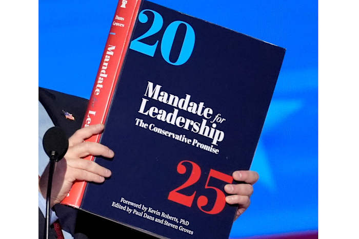 Nadat Trump zijn Project 2025-ontkenningen heeft afgewezen, vraagt ​​hij de auteurs en beïnvloeders ervan om sleutelrollen te vervullen