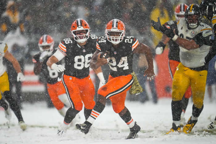 Nick Chubb ploegt door zware sneeuw voor een TD van 2 meter, wat Browns een overwinning van 24-19 op Steelers oplevert