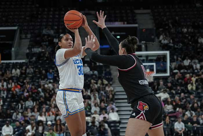 Nr. 5 UCLA-vrouwen overwinnen trage start en verslaan nr. 17 Louisville 66-59 in Parijs