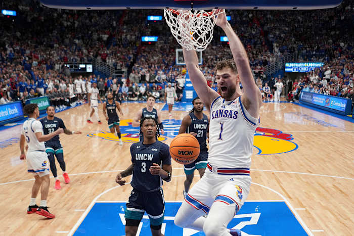 Nummer 1 Kansas overwint trage start, verslaat UNC Wilmington met 84-66 en bezorgt Bill Self 800e overwinning in zijn carrière