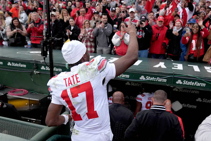 Ohio State-ontvanger Carnell Tate scoort twee touchdowns tijdens zijn thuiskomst in Chicago