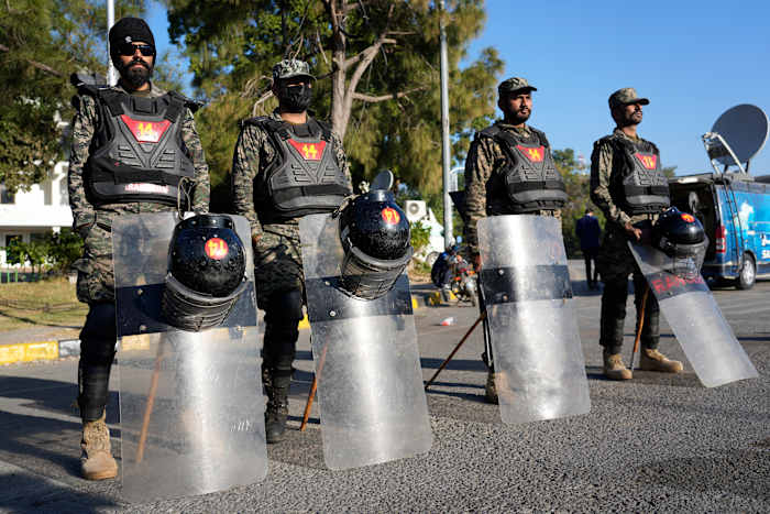 Pakistan beëindigt de afsluiting van zijn hoofdstad nadat aanhangers van Imran Khan door de politie zijn verspreid